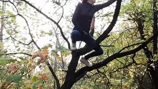 Girl masturbates on a tall tree in a public place - Lesbian-illusion