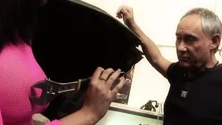 Zwei notgeile brunette Milfs koennen ihre Autoreperatur nicht bezahlen und ficken und blasen dafuer