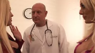Zwei Blondine ficken ihren Arzt mit mega cumshot