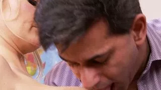 Zwei blonde Schlampen bezahlen ihren Anwalt mit ficken und blasen