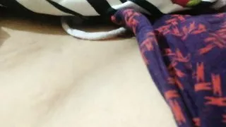 Raat ko sote waqt horney wife ka chut chata.