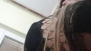 Susi sitzt oben in schwarzen Netzstrümpfen