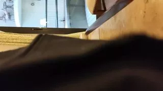 Masturbation völlig nackt zum Nachbarn, der ihre Fußsohlen zeigt