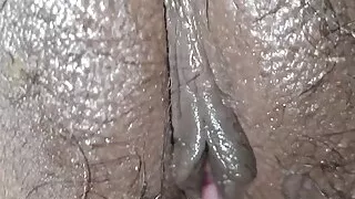 Padosi ke chut ke sath khela to o chilane lagi