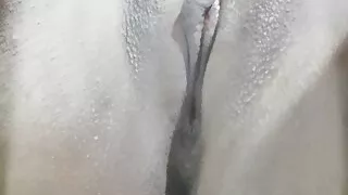 DSkyee with her shaved pussy ready to fuck