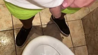 Peeing and cumming in public toilet after beach