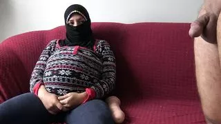 Mra mzouwja tnik m3a moul mekhbaza o te7 enceinte