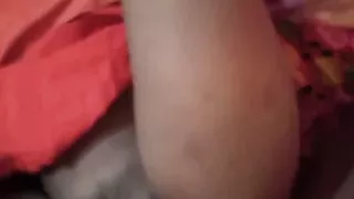 Ehemann fickt Frau, indem er ihr Bein anhebt