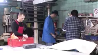 Die Notgeile Sekretaerin in der Fleischer Werkstatt vernascht