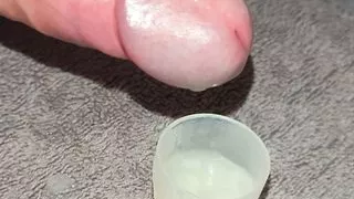 Nahaufnahme Loch Leck und schluckt Sperma bekleidet in Dessous Strumpf füllen Becher und trinken eigenes Sperma wichsen ungeschnitten