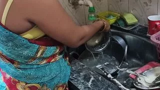 Bartan dho rahi Kamwali Bai ko sahab ne choda