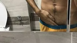 Hetero Niedlicher Kerl zeigt seinen haarigen, muskulösen Körper und seinen kleinen Schwanz pinkeln