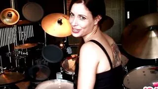 Lesbische Nina mit Schlagzeug zeigt ihren perfekten Körper