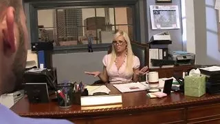 Blonde Chefin fickt Angestellte