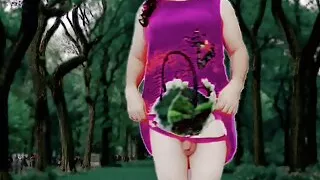 Kleiner Schwanz Shemale im Park sexy Tanz heißer öffentlicher Striptease Cosplayer Babe