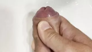 Masturbieren mit Cumshot in einem Waschbecken