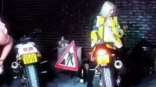 Biker Bitch nimmt alles in den Mund