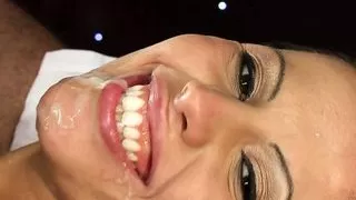 Doktor untersucht das Biest ordentlich