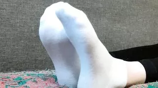 Ilandis zeigt Füße in weißen Socken