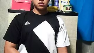 Joven latino rico se masturba y vota mucha leche