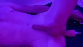 Maskierter Twink von Dildo-Maschine gefickt