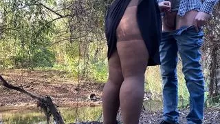 MILF hält meinen Schwanz, während sie draußen masturbiert