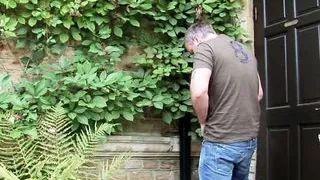 brunette schlampe fuer 20 euro im hinterhof gefickt