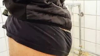 Molliger glatter brauner Junge liebt es, seinen haarigen Arsch zu zeigen