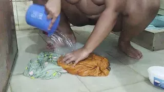 Bhabhi kapde dho rahi hai - Desi new sexy maal, ant tak dekhen