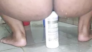 Sexy aunty from Saudi Arabia has sex with a shampoo bottle in her ass