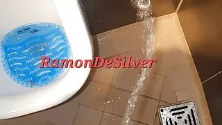 Meister Ramon pisst auf die Toilette, keine Gnade!
