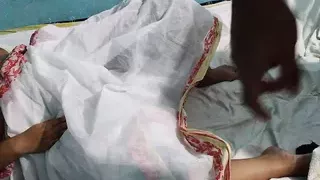 Tamil Hot Aunty bina blauj so rahi hai padosi ladka aaya aur Chudai uske - Desi