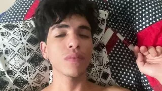 Beobachte, wie dieser Kolumbianer die ganze Milch aus seinem riesigen Schwanz holt