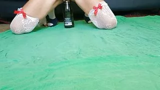 Bebe con la bottiglia di spumante