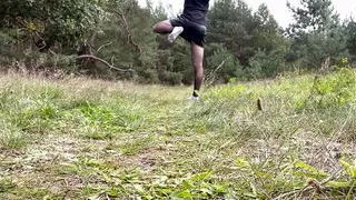 Teenager Junge necken und zeigen, was er unter Rock Strumpfhosen keine Hosen haben