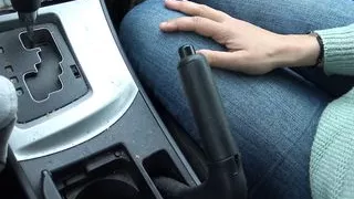 Une fille Algerienne a des relations sexuelles avec un homme plus age dans sa voiture dans une banlieue de Marseille