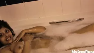 Geile Rupali Bhabhi in der Badewanne beim Duschen mit heißem Wasser und schmutzigem Hindi Sex Chat