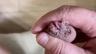 Junge masturbiert zu Musik