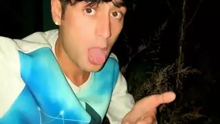 Twink drückt Sperma aus seinem Arsch und probiert Anal Creampie im Freien