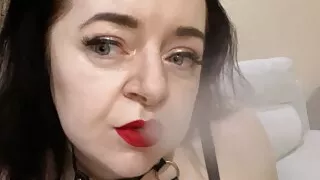 Vaping direkt in die Kamera und Berühren ihrer großen Titten - Mistress Lara