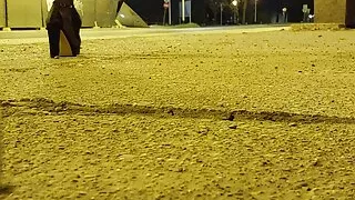 Junger und mutiger Crossdresser öffentlicher Spaziergang im Freien