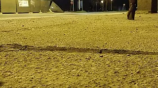 Transe Mache reitet Dildo an der Straße im Freien öffentlich