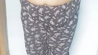 Didi kapde utarti hai, chhota bhai bade Doodh ko dekhata hai - Hindi Desi