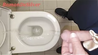 Meister Ramon pisst in die Toilette in heißen goldenen Satin-Shorts, leck es sauber Sklave!