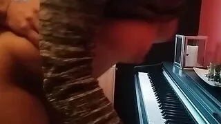 von ihrem Lehrer im Musikunterricht gefickt