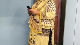 35 Year Old (Ayesha Bhabhi) bakaya paisa lene aye the, paise ke badle padose se kiya Choda Chudi, Hindi Audio - Pakistan