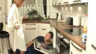 Hausmeister Krause mit Rohrverstopfung fickt notgeile Hamburger Hausfrau