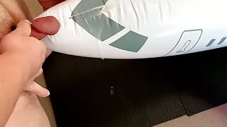 Kleiner Penis reibt und sperma auf einem aufblasbaren Flugzeug