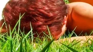 Die Nachbarin Siglinde im Garten vernascht